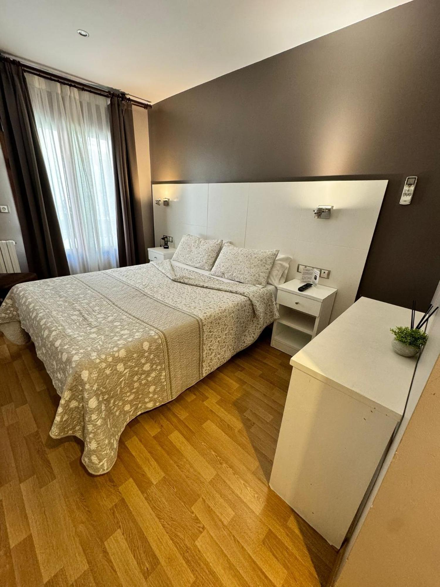 Hotel El Acebo Jaca Bagian luar foto