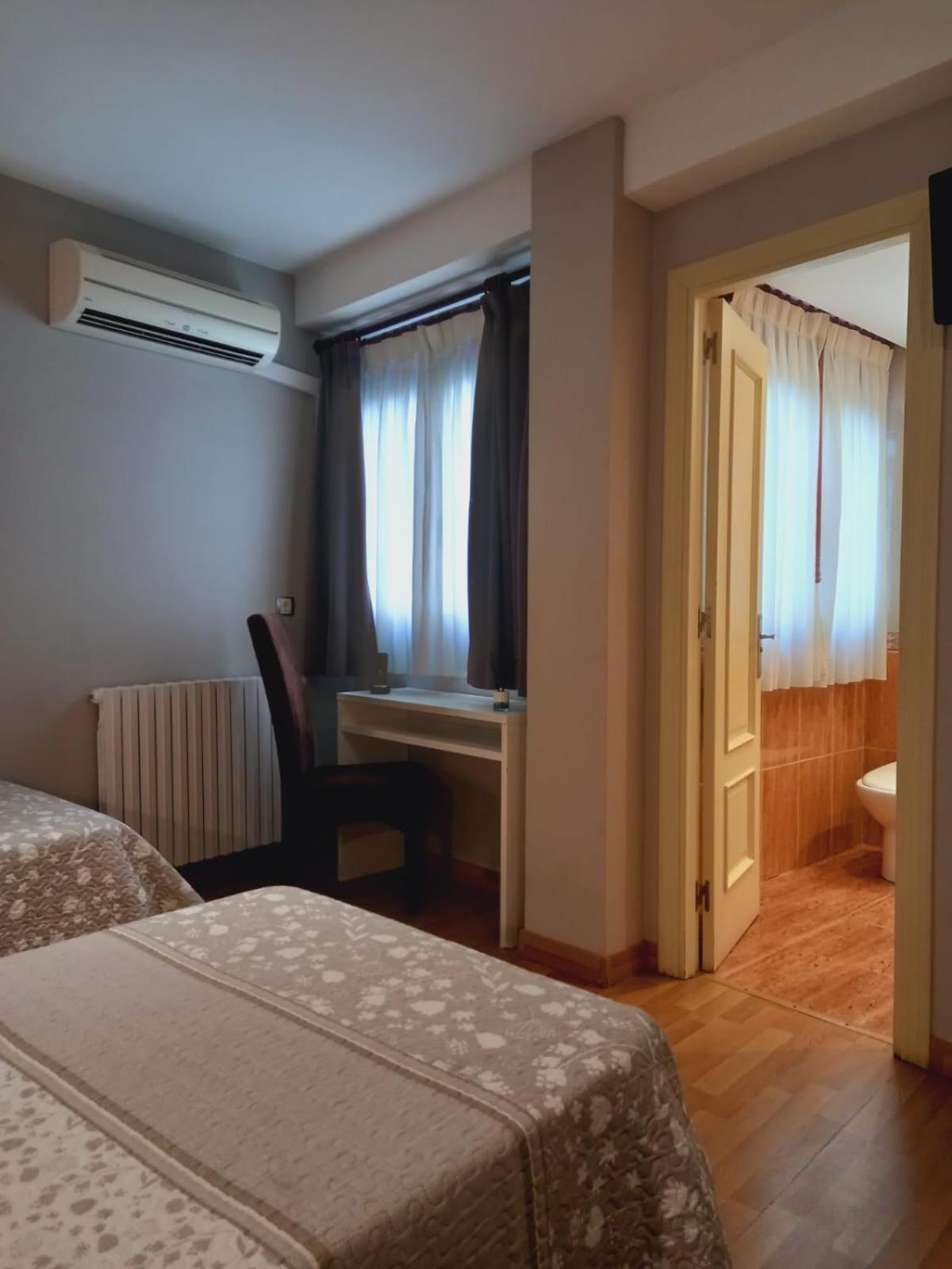 Hotel El Acebo Jaca Bagian luar foto