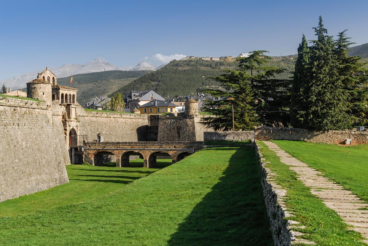 Hotel El Acebo Jaca Bagian luar foto