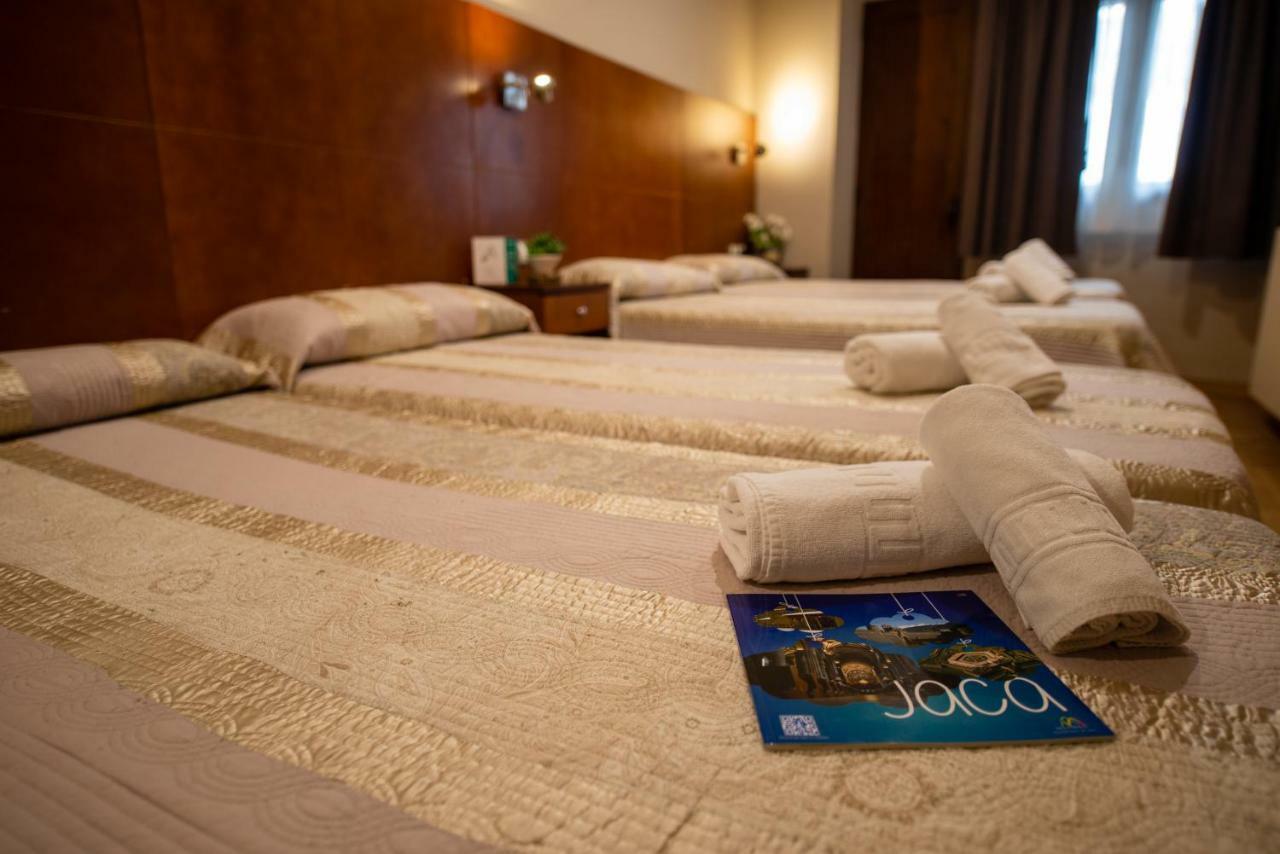 Hotel El Acebo Jaca Bagian luar foto